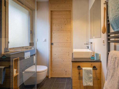 オヴロナにあるApartment Plein Soleil A 9 by Interhomeのバスルーム(トイレ、洗面台付)