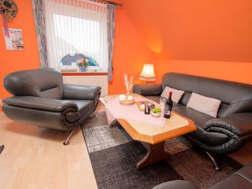 ein Wohnzimmer mit 2 Ledersesseln und einem Tisch in der Unterkunft Apartment Schonerweg by Interhome in Norddeich
