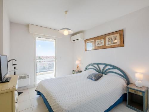 une chambre blanche avec un lit et une fenêtre dans l'établissement Apartment L'Aétius by Interhome, à Fréjus
