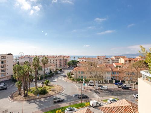 une vue d'une rue dans une ville avec des bâtiments dans l'établissement Apartment L'Aétius by Interhome, à Fréjus