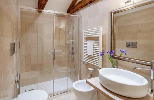 y baño con lavabo blanco y ducha. en Maison Venezia | UNA Esperienze en Venecia