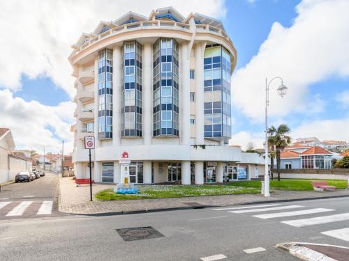 un grand bâtiment au coin d'une rue dans l'établissement Apartment Grand voile by Interhome, à Arcachon