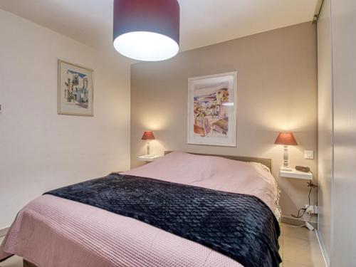 - une chambre avec un lit et deux lampes dans l'établissement Apartment Le 4 Mats-1 by Interhome, à Fréjus