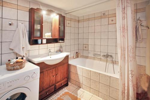 La salle de bains est pourvue d'une baignoire, d'un lavabo et d'un lave-linge. dans l'établissement 2 bedrooms house with furnished terrace at Georgioupoli 3 km away from the beach, à Georgioúpoli