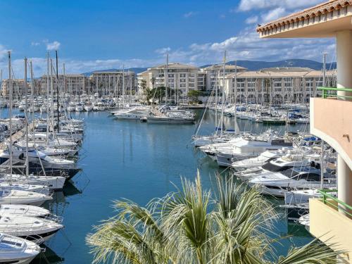 un puerto deportivo lleno de muchos barcos en un puerto en Apartment Bleu Marine-6 by Interhome, en Fréjus