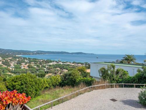 - une vue sur l'océan depuis une colline dans l'établissement Apartment Les Arbousiers-2 by Interhome, à Cavalaire-sur-Mer