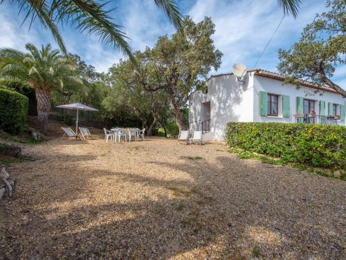 une maison avec une table et des chaises dans la cour dans l'établissement Apartment Les Arbousiers-2 by Interhome, à Cavalaire-sur-Mer