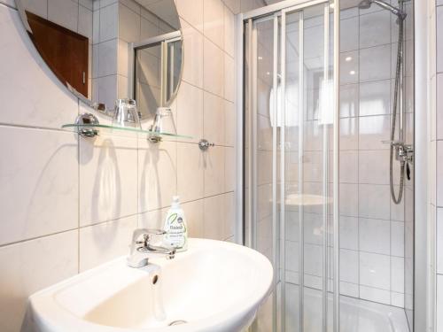 Ένα μπάνιο στο Apartment Reinskopf-1 by Interhome