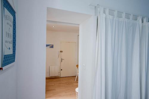 przedpokój z białą zasłoną w pokoju w obiekcie Teranga au coeur de la ville w Annecy