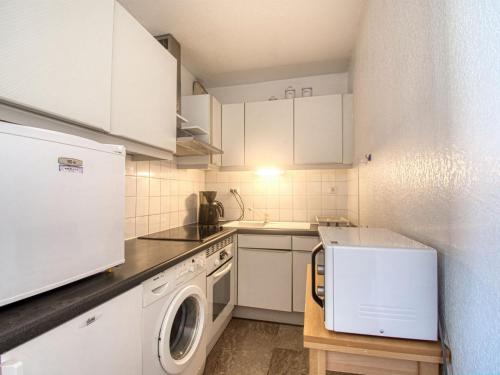 聖拉斐爾的住宿－Apartment Le Vieux Port by Interhome，厨房配有白色橱柜和一台洗衣机