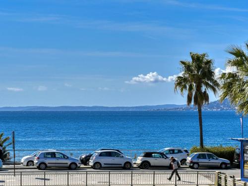 サン・ラファエルにあるApartment Le Vieux Port by Interhomeの海上駐車車