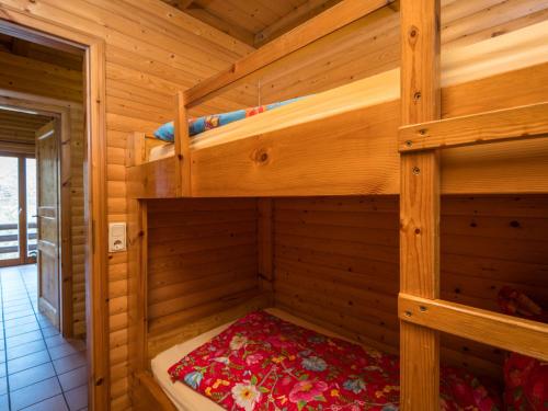 Μία ή περισσότερες κουκέτες σε δωμάτιο στο Apartment Reinskopf-2 by Interhome