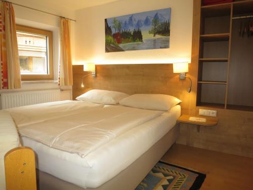 Ένα ή περισσότερα κρεβάτια σε δωμάτιο στο Apartment Hof am Schönbach-3 by Interhome