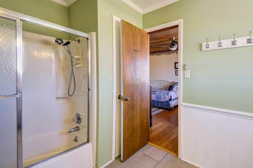 uma casa de banho com um chuveiro e uma cabina de duche ao nível do chão em Ocean Isle Beach Home with Canal Views! em Ocean Isle Beach