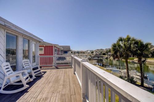 Balkón nebo terasa v ubytování Ocean Isle Beach Home with Canal Views!