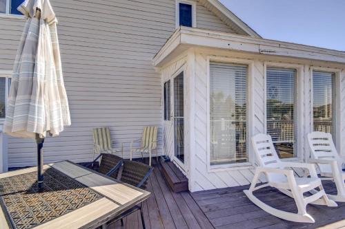 Balkón nebo terasa v ubytování Ocean Isle Beach Home with Canal Views!