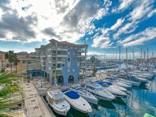 un groupe de bateaux amarrés dans un port de plaisance dans l'établissement Apartment Bleu Marine-5 by Interhome, à Fréjus