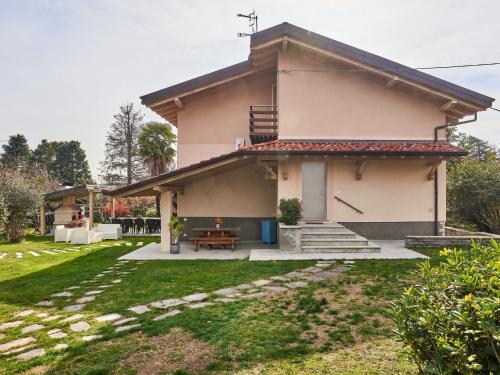een huis met een tuin ervoor bij Villa Giuseppina by Interhome in Besozzo