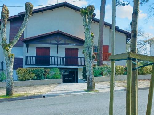 - un grand bâtiment blanc avec une porte devant dans l'établissement Apartment Résidence Le Parc by Interhome, à Arcachon