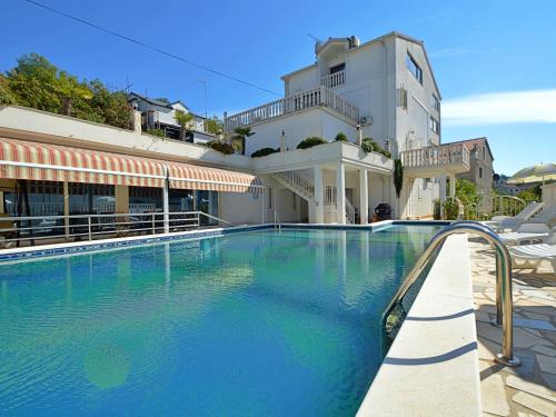 een groot zwembad voor een gebouw bij Apartment Ojdana by Interhome in Zaton