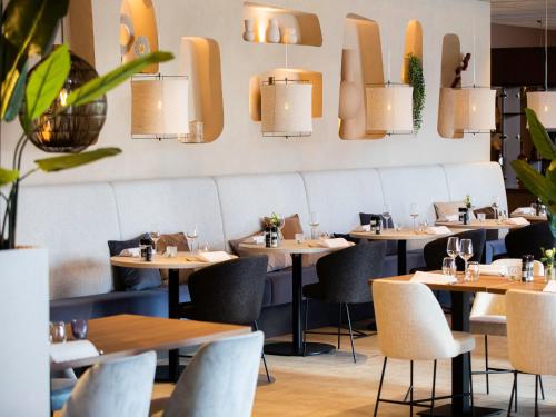 a restaurant with tables and chairs and lights at Holiday Home Citta Romana-1 by Interhome in Hellevoetsluis