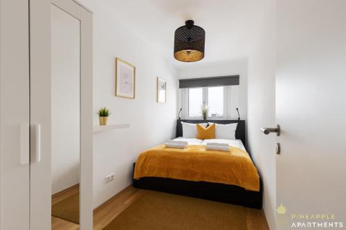 Pineapple Apartments Dresden Zwinger V - 78 qm - 1x free parking في درسدن: غرفة نوم بسرير في غرفة بيضاء