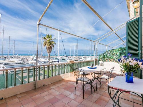 een balkon met tafels en stoelen en een jachthaven bij Apartment Ponente N-2 by Interhome in San Vincenzo