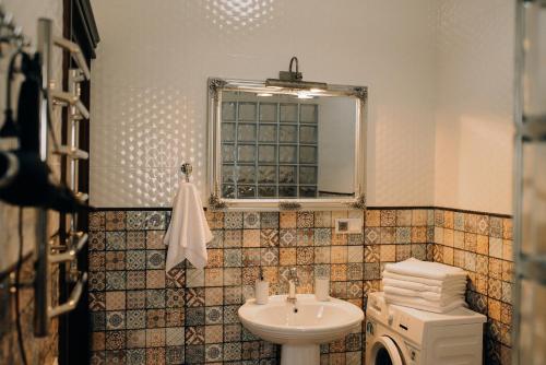 La salle de bains est pourvue d'un lavabo et d'un miroir. dans l'établissement Boro Club, à Kachaly