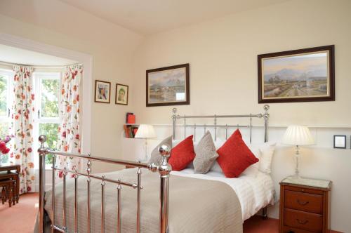 A bed or beds in a room at Milltown House Dingle