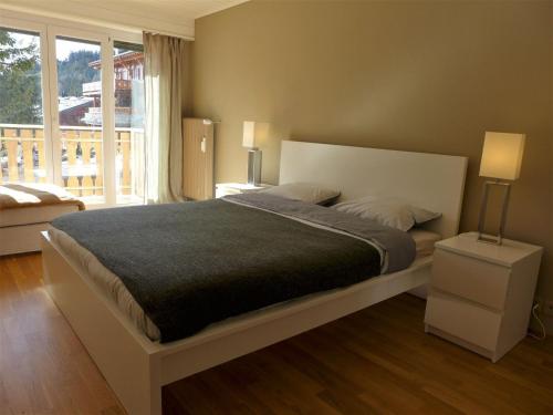Giường trong phòng chung tại Apartment Clavan by Interhome