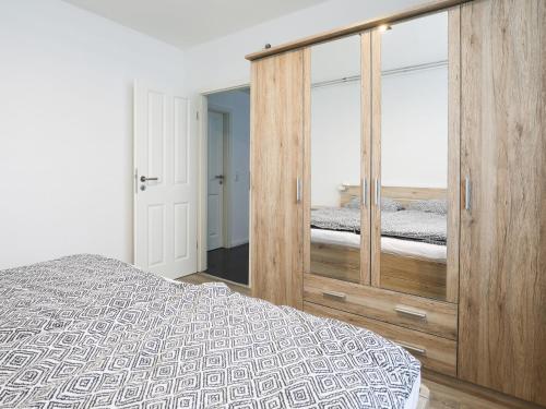 Ένα ή περισσότερα κρεβάτια σε δωμάτιο στο Apartment Am Ostedeich-3 by Interhome