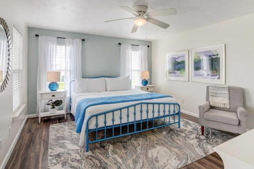 Schlafzimmer mit einem Bett und einem Deckenventilator in der Unterkunft Charming Galveston Vacation Rental Walk to Beach! in Galveston