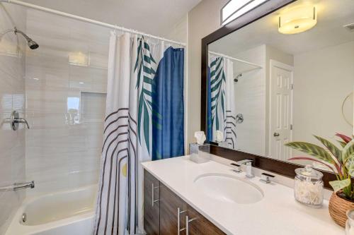 ein Bad mit einem Waschbecken und einem Duschvorhang in der Unterkunft Charming Galveston Vacation Rental Walk to Beach! in Galveston
