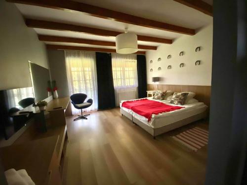 ein Schlafzimmer mit einem Bett und einem Stuhl darin in der Unterkunft Pokoje do wynajęcia in Jelenia Góra