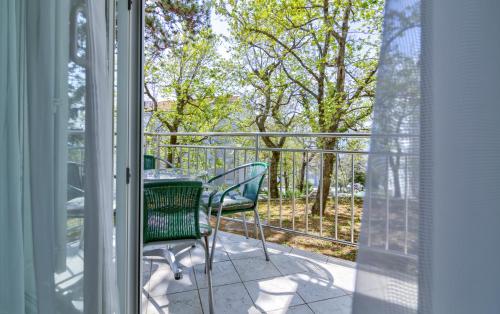 a patio with a table and chairs on a balcony at Modern Apartment Selce in Selce