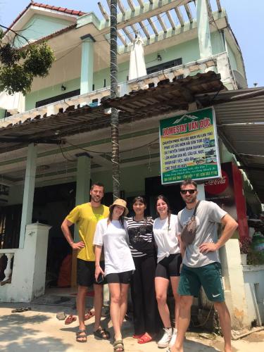 a group of people standing in front of a building at Homestay Vân Đức Cù Lao Chàm in Tân Hiệp