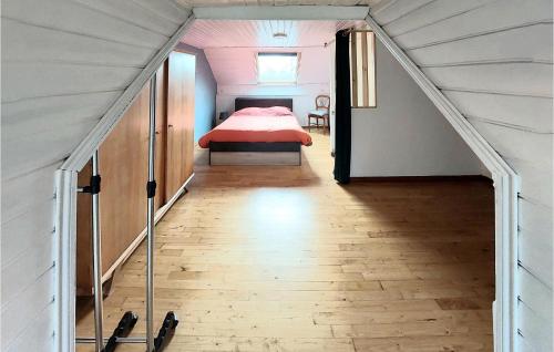 une chambre dans une petite maison avec un lit dans l'établissement Lovely Home In Merville With Wifi, à Merville