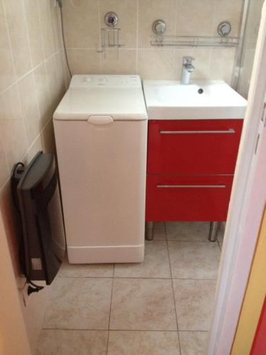 a small bathroom with a sink and a toilet at appartement 30m2 calme proche du centre ville in Lunel