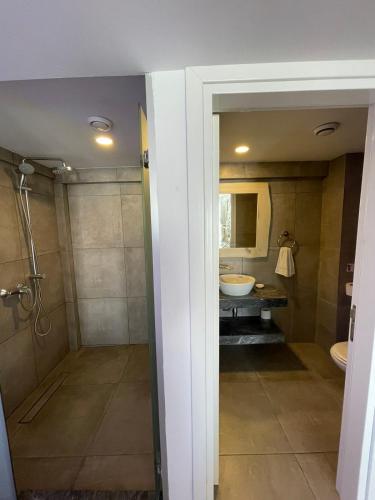 Bilik mandi di Ocean Dreams Suites - By the Harbour
