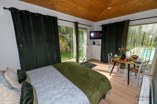 1 dormitorio con 1 cama y 1 mesa con sillas en CASA UPUPA, en Montreuil