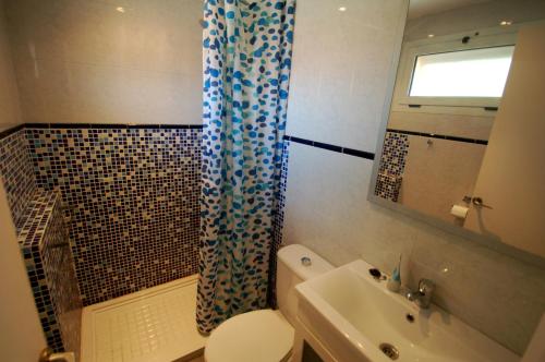 托羅埃利亞－德蒙特格里的住宿－Mare Nostrum 2D 324，一间带卫生间和淋浴帘的浴室