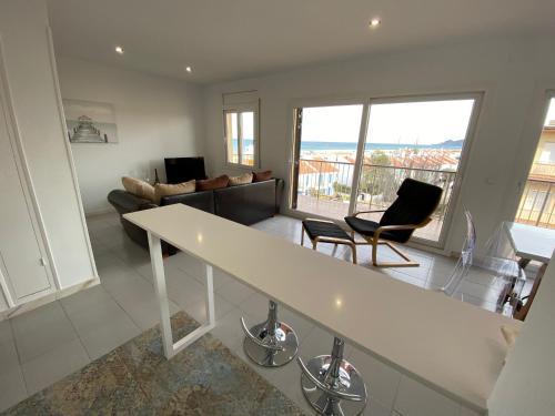 uma sala de estar com vista para o oceano em Mare Nostrum 3D 541 em Torroella de Montgrí