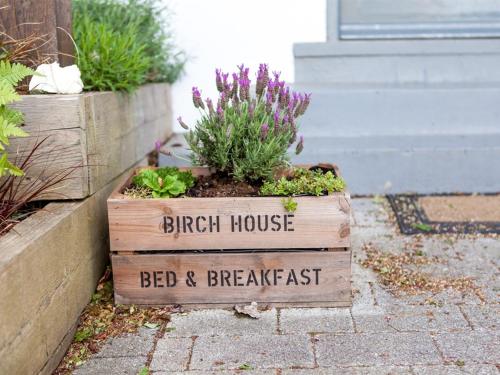 a wooden crate with a sign that reads british house bed and breakfast at Birch House Bed & Breakfast in Weymouth