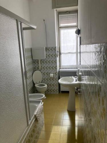 een badkamer met 2 toiletten en een wastafel bij A 100 passi da Piazza Bra in Verona