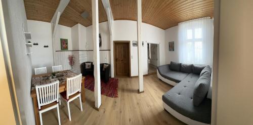 a living room with a couch and a table at Zum Alten Schulhaus in Burg