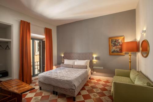 un dormitorio con una cama y un sofá en Room 94 Luxury, en Roma