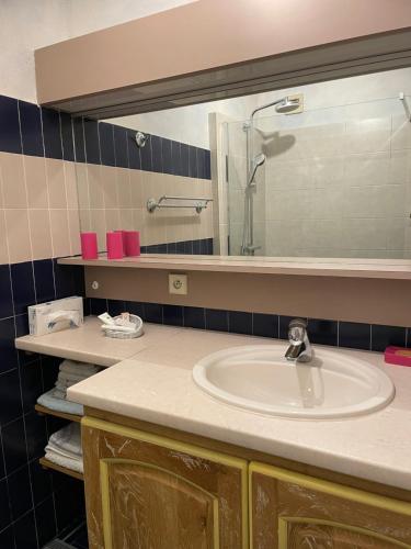a bathroom with a sink and a mirror at Résidence CENTER BAY - Juan les Pins in Juan-les-Pins