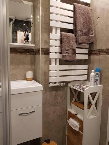 a white bathroom with a sink and a mirror at Apartment Luxus "Akzente-Art Minden" in Minden