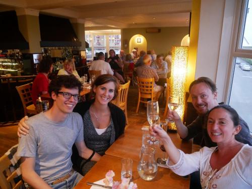 un grupo de personas sentadas en una mesa con copas de vino en The Gather Inn, en Brighton & Hove