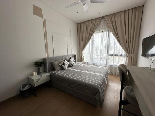 una camera con un letto e una grande finestra di Lucentia residence T1 a Kuala Lumpur